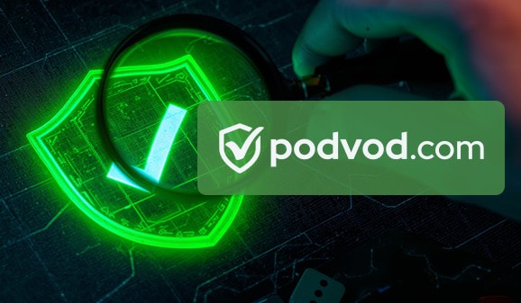 Motiv online casina s automaty, který je překrytý razítkem Podvod.com s nápisem „OVĚŘENO“.
