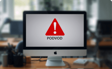 Monitor s velkým červeným vykřičníkem, pod kterým je nápis „PODVOD“.